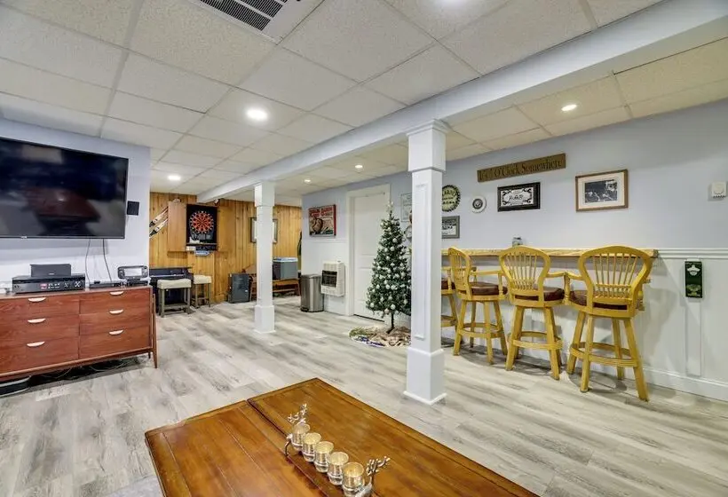 Game Room, Deck & Fire Pit! Pocono Mtn House