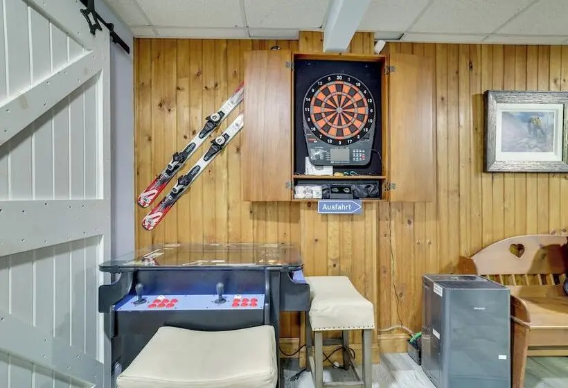 Game Room, Deck & Fire Pit! Pocono Mtn House