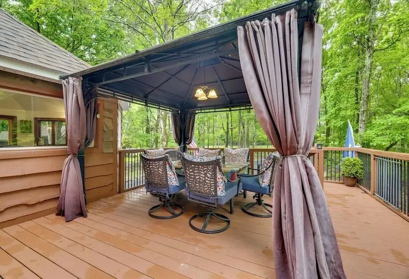 Game Room, Deck & Fire Pit! Pocono Mtn House