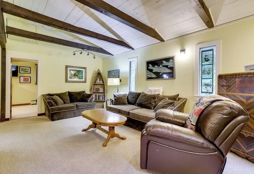 Game Room, Deck & Fire Pit! Pocono Mtn House