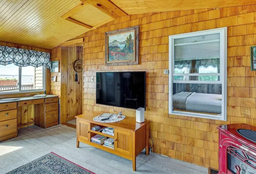 Sunset Views & Deck: Lake Champlain Cottage!