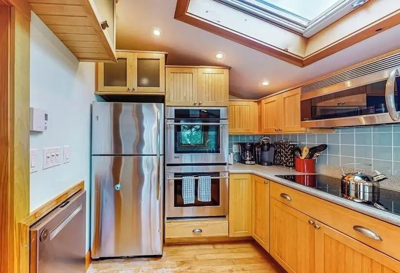 Well Equipped Cottage With Modern Touches, Wifi, Gas Grill, & Beautiful Views