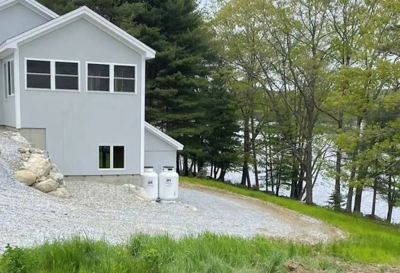 Cozy Lakefront Cottage With Stunning Views, Deck, Bbq Grill, And Outdoor Firepit