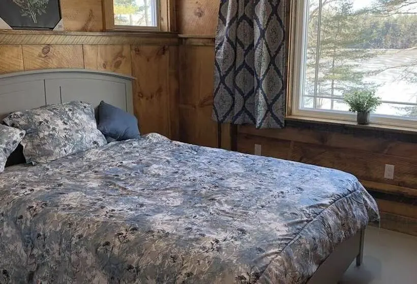 Cozy Lakefront Cottage With Stunning Views, Deck, Bbq Grill, And Outdoor Firepit