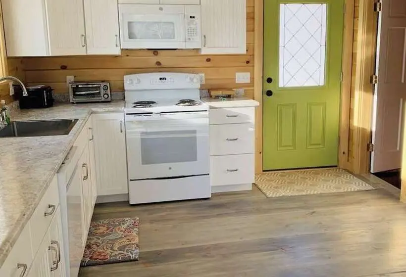 Cozy Lakefront Cottage With Stunning Views, Deck, Bbq Grill, And Outdoor Firepit