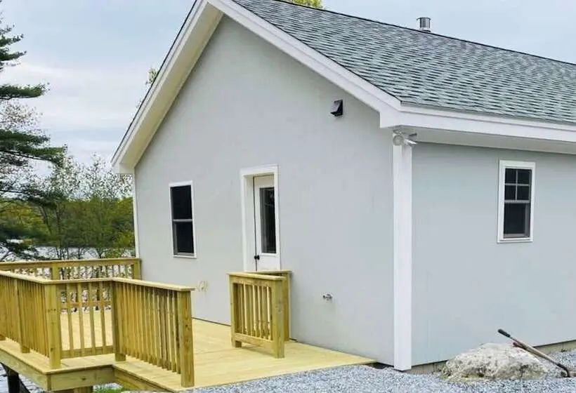 Cozy Lakefront Cottage With Stunning Views, Deck, Bbq Grill, And Outdoor Firepit