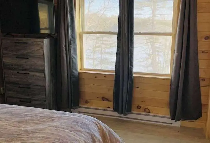 Cozy Lakefront Cottage With Stunning Views, Deck, Bbq Grill, And Outdoor Firepit