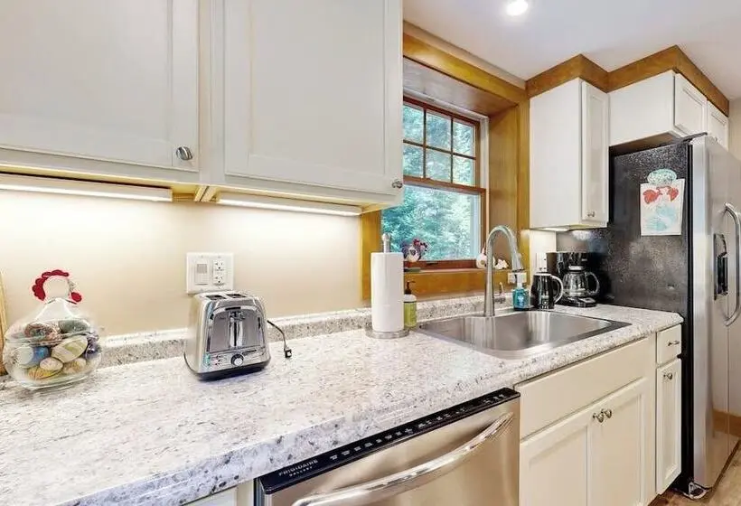 Romley House Deck & New Luxe Kitchen Near Boothbay Harbor