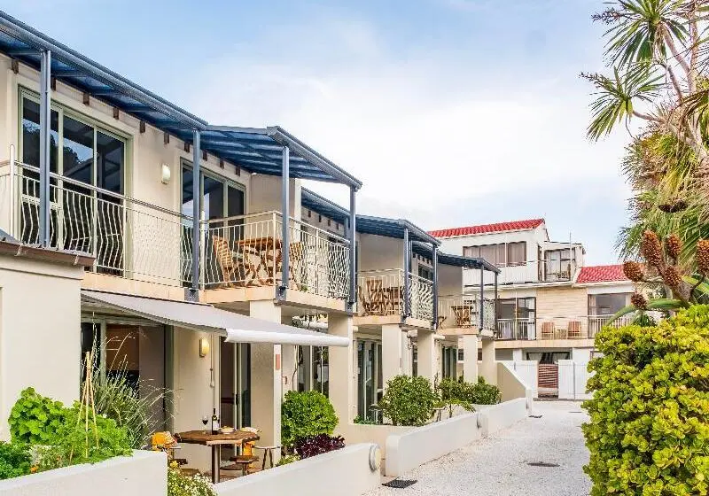 ホテル Onetangi Beachfront Apartments
