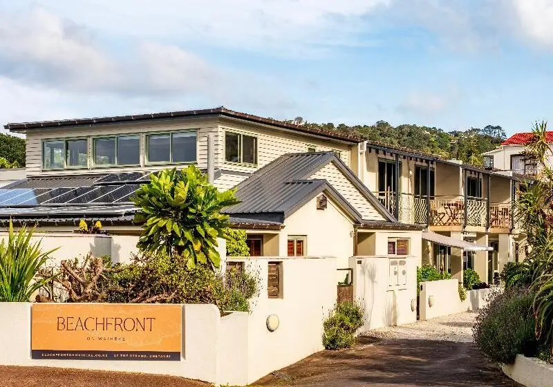 ホテル Onetangi Beachfront Apartments