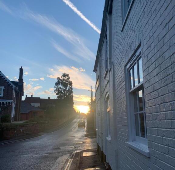 بنسيون The Traveller's B&b