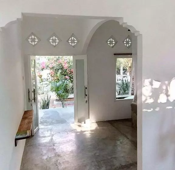 Aamiaismajoitus (B&B) Café Des Arts Gili Air