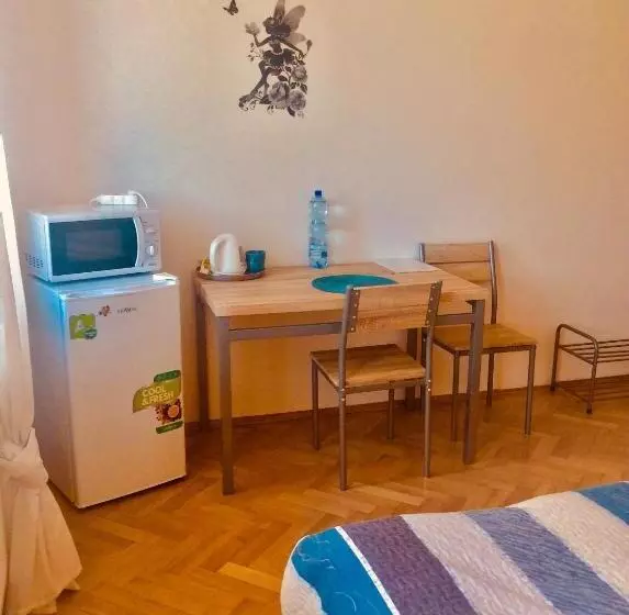 Retkeilymaja Fairy Tale Prague From Lev I Sova