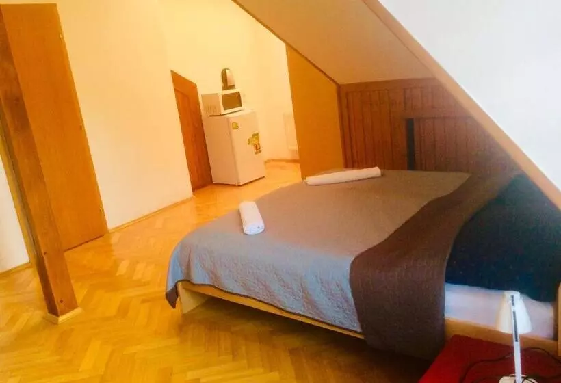 Retkeilymaja Fairy Tale Prague From Lev I Sova