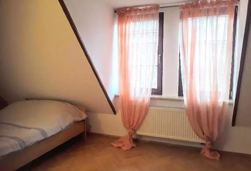 Retkeilymaja Fairy Tale Prague From Lev I Sova
