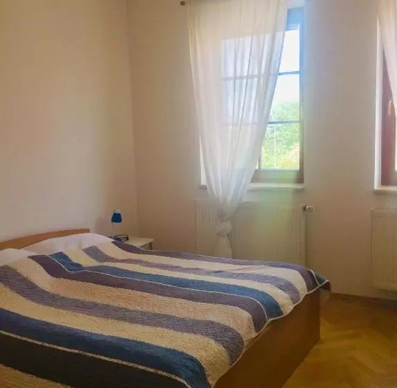 Retkeilymaja Fairy Tale Prague From Lev I Sova