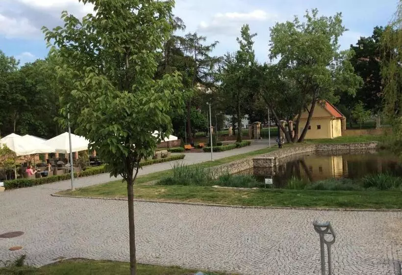 Retkeilymaja Fairy Tale Prague From Lev I Sova