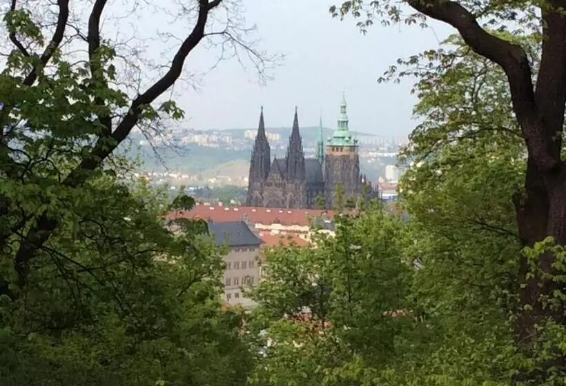 Retkeilymaja Fairy Tale Prague From Lev I Sova