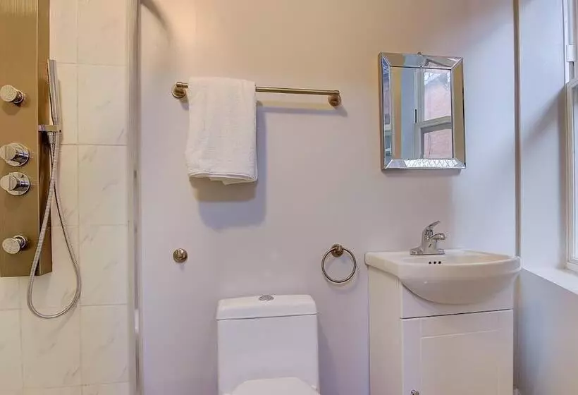 پانسیون Spadina Guesthouse