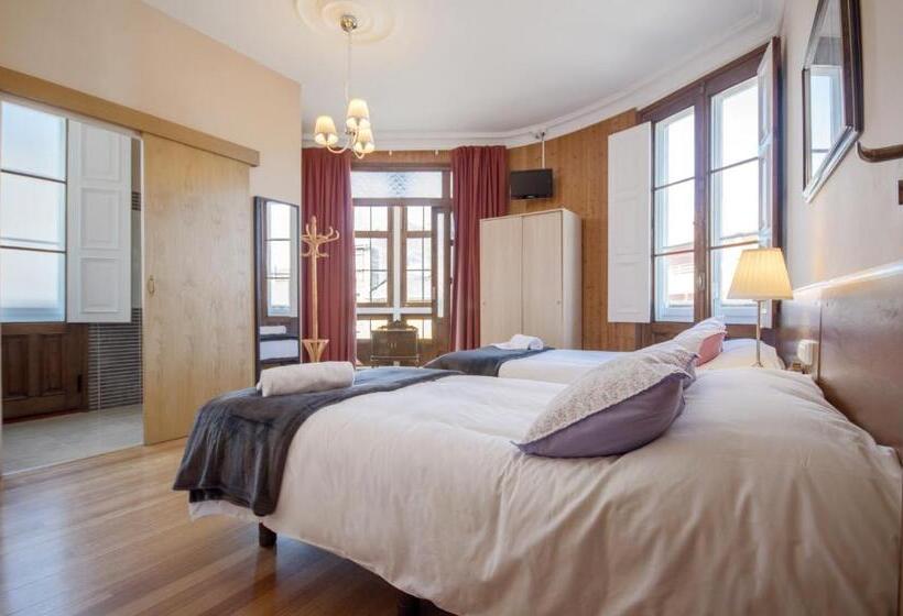 پانسیون La Posada De La Casona De Sarria