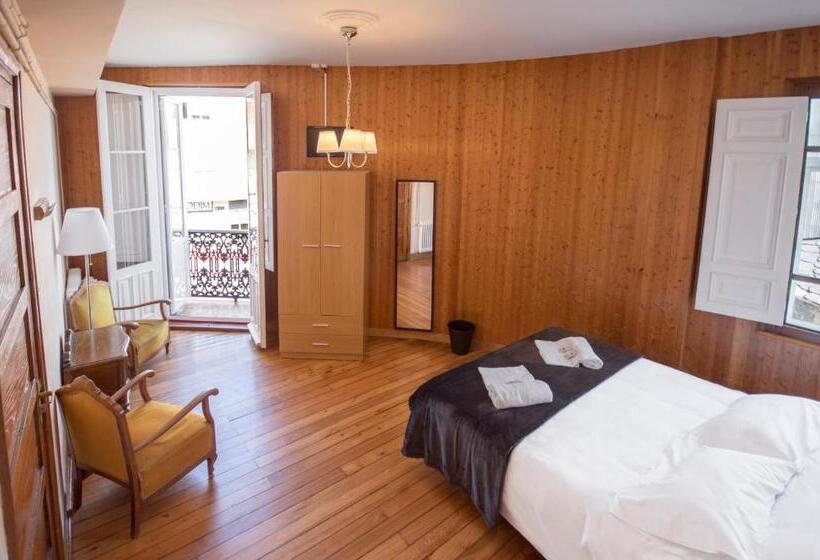 پانسیون La Posada De La Casona De Sarria