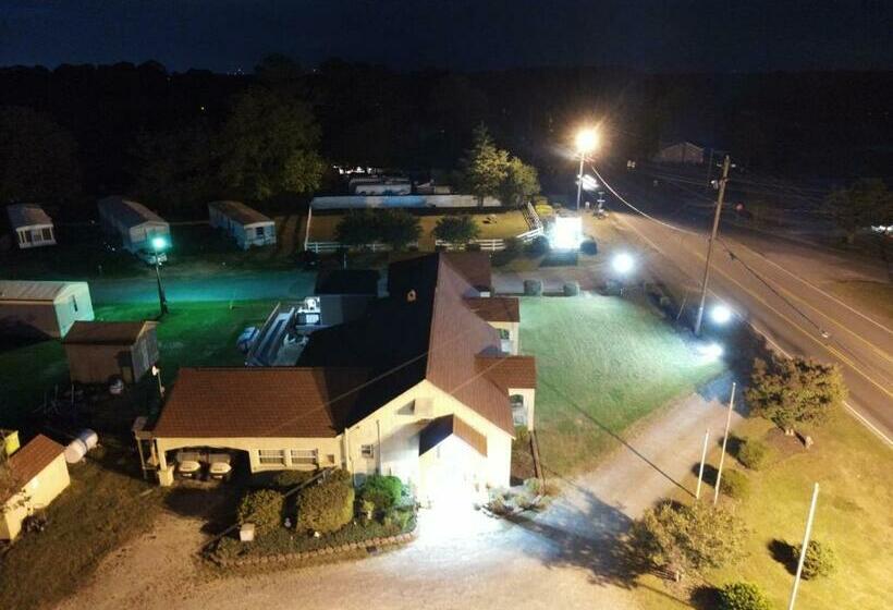 호텔 Four Oaks Lodging