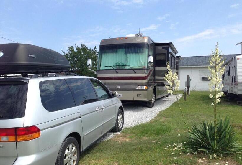 호텔 Four Oaks Lodging