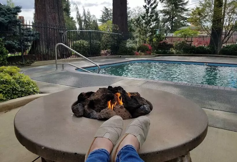 Motelli Redwood Hyperion Suites