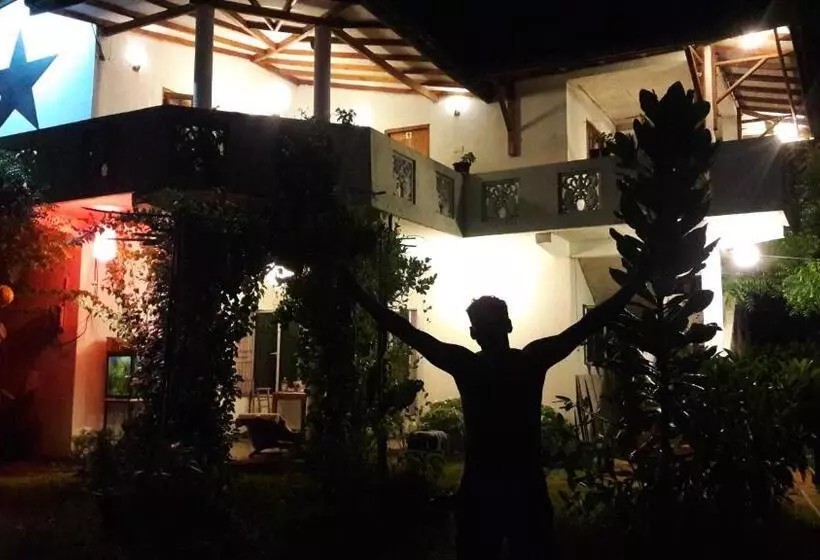 هاستل Blackstar Inn