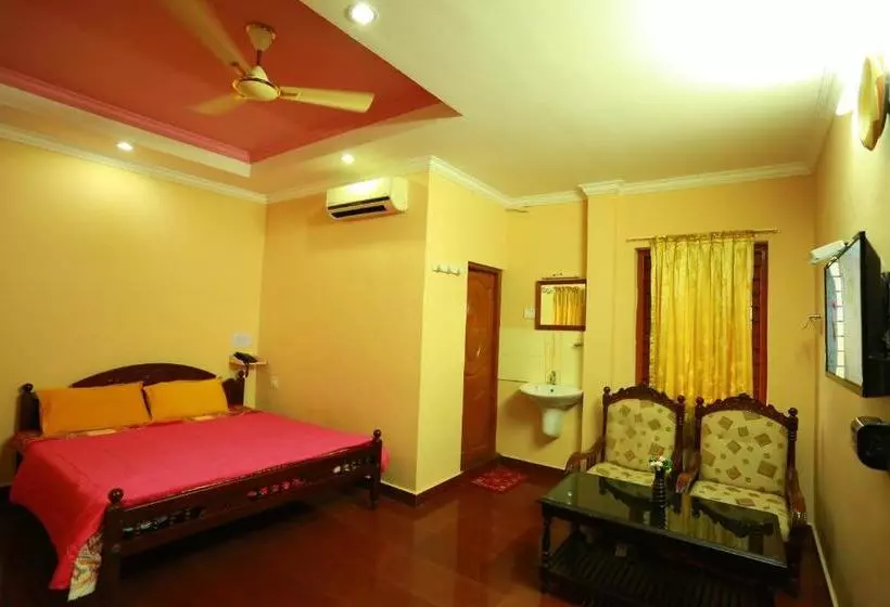 ホテル Surabhi Suites