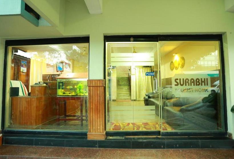 호텔 Surabhi Suites