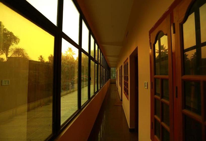 호텔 Surabhi Suites