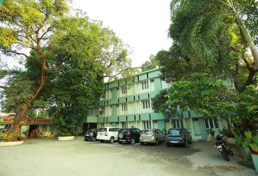 호텔 Surabhi Suites