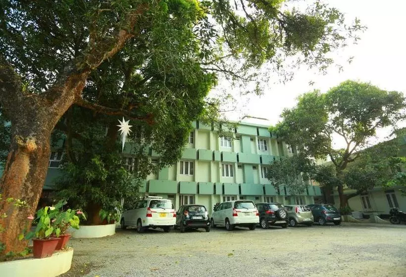ホテル Surabhi Suites