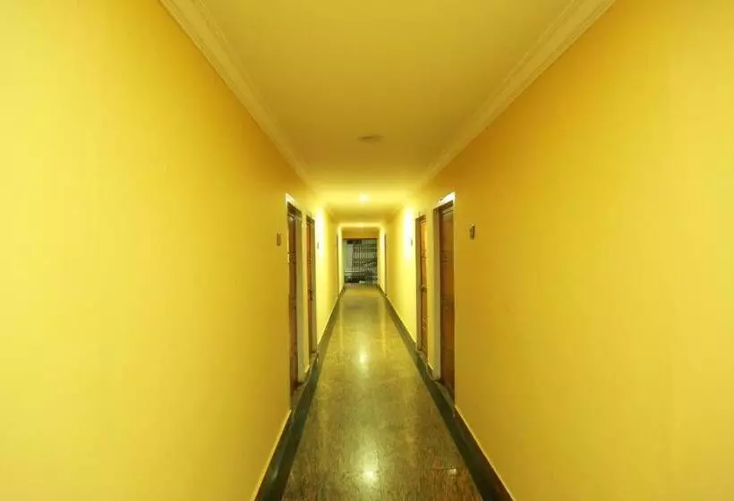 ホテル Surabhi Suites