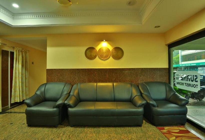 호텔 Surabhi Suites