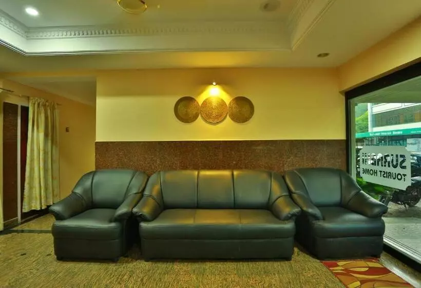 ホテル Surabhi Suites
