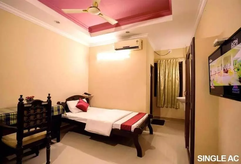ホテル Surabhi Suites