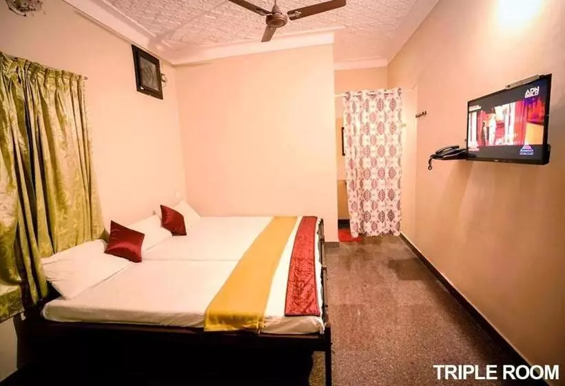 ホテル Surabhi Suites
