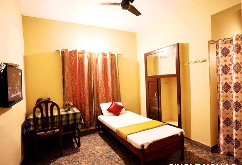 호텔 Surabhi Suites