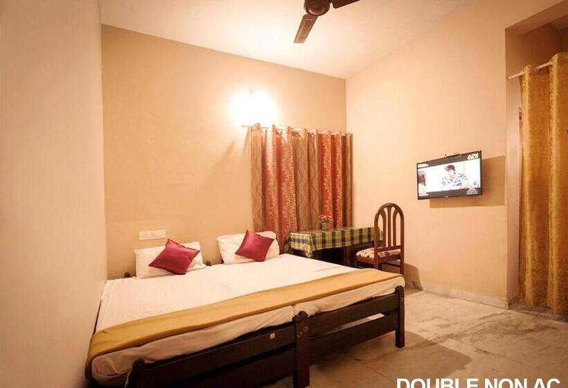 호텔 Surabhi Suites