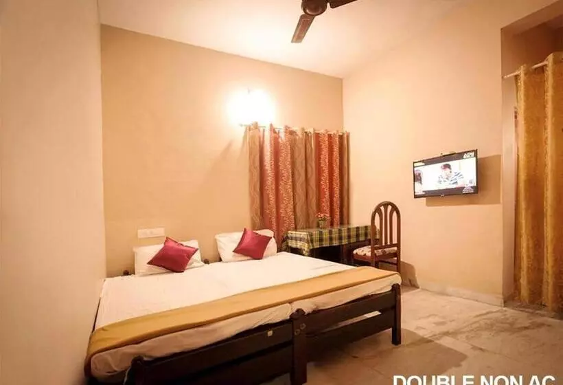 ホテル Surabhi Suites