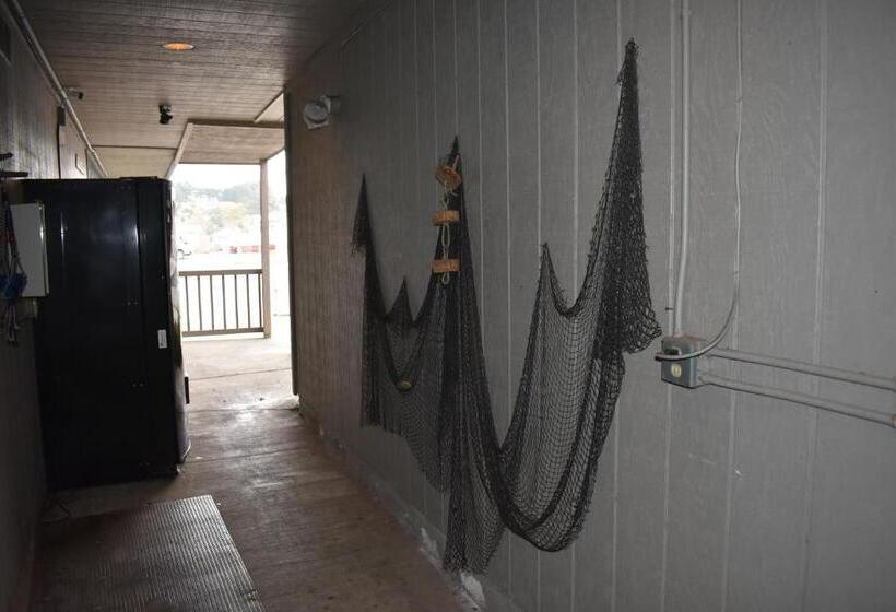 בית מלון כפרי Lighthouse Cove Inn