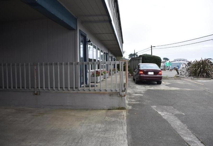 בית מלון כפרי Lighthouse Cove Inn