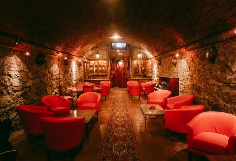 La Piazza Di San Donato