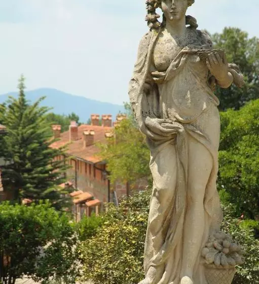 La Piazza Di San Donato