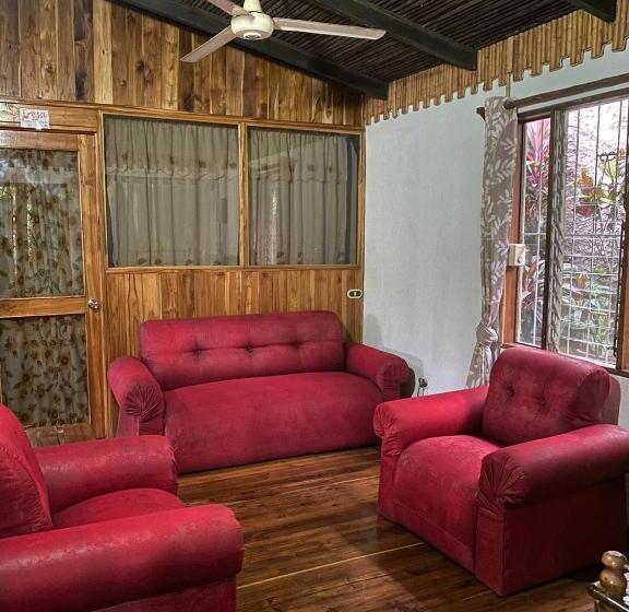 بنسيون Mauras Tropical Mini Hostel & Tours