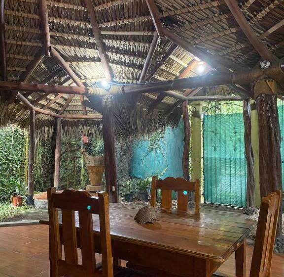 بنسيون Mauras Tropical Mini Hostel & Tours