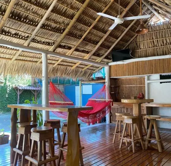 پانسیون Mauras Tropical Mini Hostel & Tours