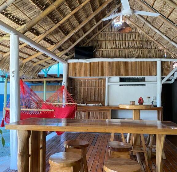 بنسيون Mauras Tropical Mini Hostel & Tours